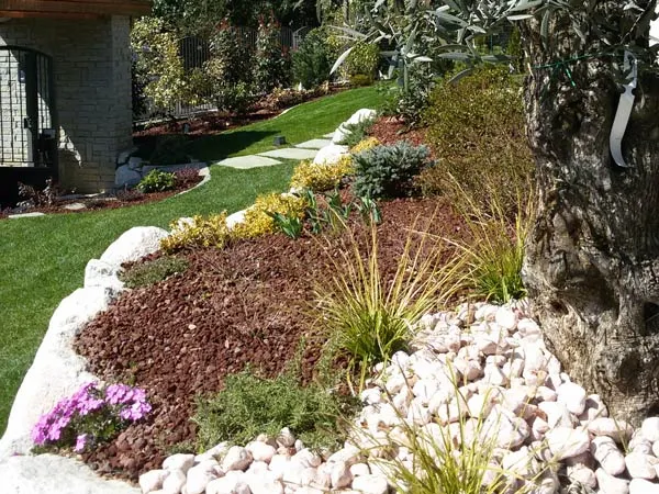 Realizzazione Aiuola Terrazzata con Lapillo e Ciottoli - il Maggiociondolo