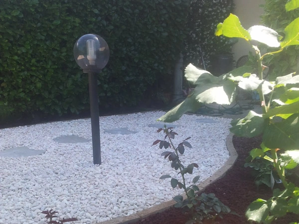 Progettazione Aiuole con Sassi Bianchi e Lapillo - il Maggiociondolo