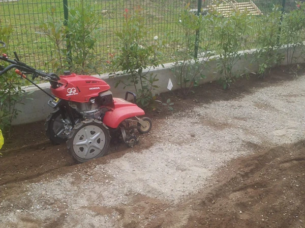 Lavorazione e Preparazione Terreno per Giardini - il Maggiociondolo