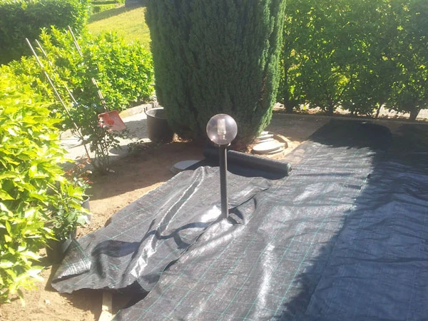 Stesura Telo Pacciamatura per Aiuole - il Maggiociondolo