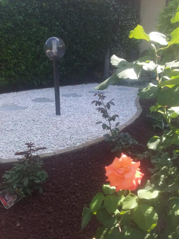 illuminazione giardino lapillo vulcanico ghiaia bianca - il Maggiociondolo