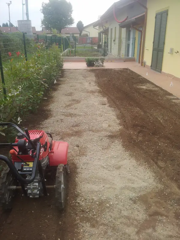 preparazione per la semina del manto erboso - il Maggiociondolo